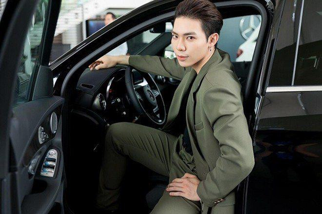 Là ca sĩ có nhiều bản hit, cát xê của Erik tăng liên tục và thường xuyên nhận được lời mời biểu diễn. Là ca sĩ có nhiều bản hit, cát xê của Erik tăng liên tục và thường xuyên nhận được lời mời biểu diễn.