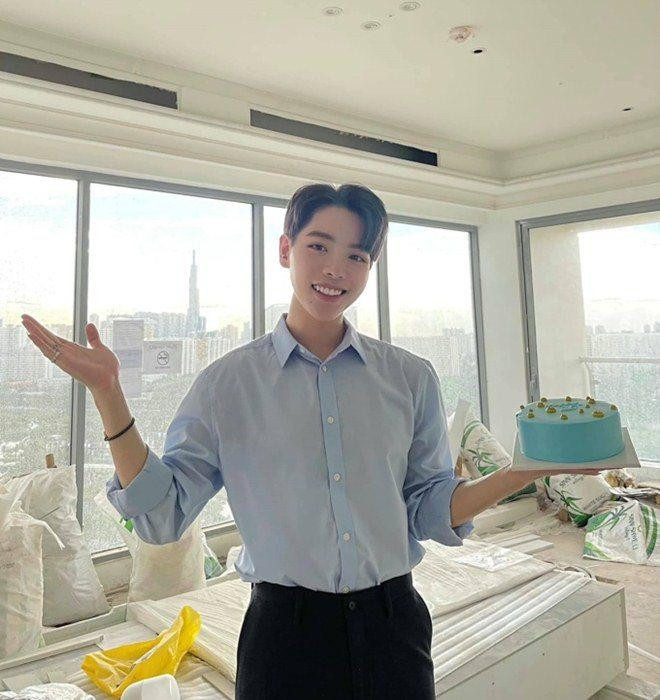 Căn nhà rộng rãi có giá hơn 10 tỷ đồng do chính Đức Phúc lên ý tưởng thiết kế. Căn nhà rộng rãi có giá hơn 10 tỷ đồng do chính Đức Phúc lên ý tưởng thiết kế.