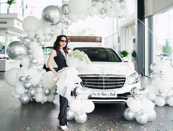 Nữ ca sĩ sở hữu chiếc xe hơi có giá trị đắt đỏ. Nữ ca sĩ sở hữu chiếc xe hơi có giá trị đắt đỏ.