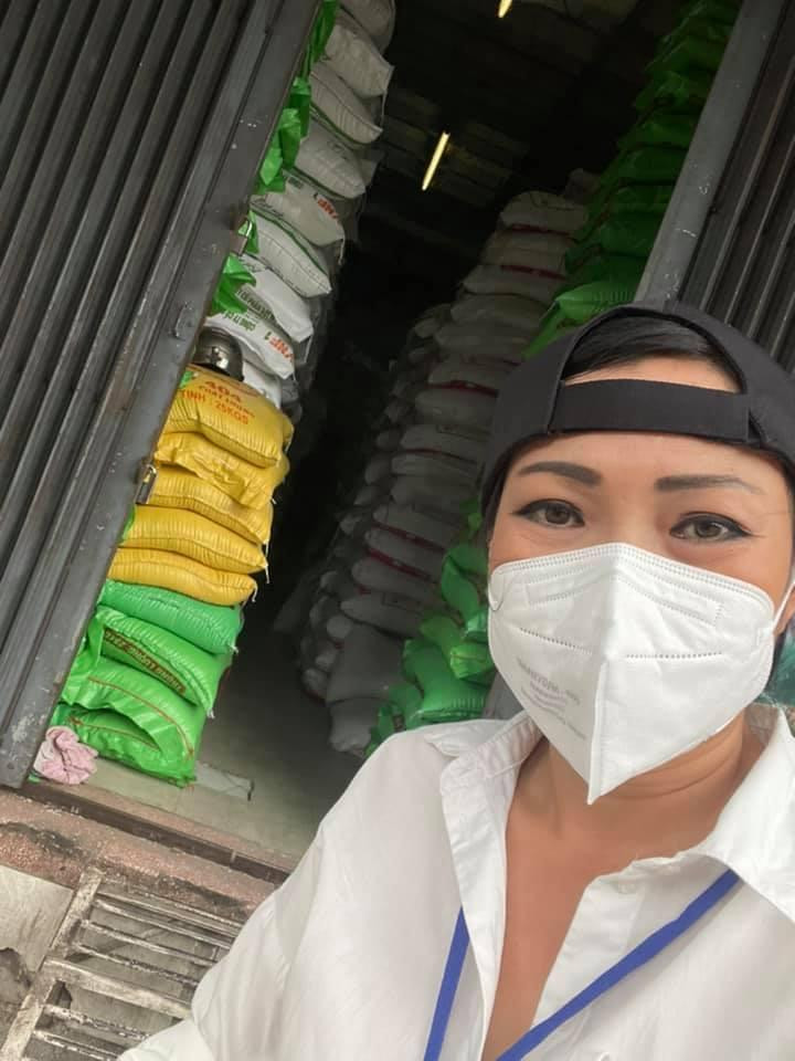 Nữ ca sĩ có nhiều hoạt động thiện nguyện trong mùa dịch. Nữ ca sĩ có nhiều hoạt động thiện nguyện trong mùa dịch.