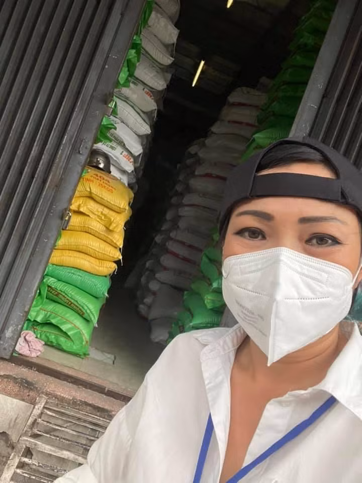 Nữ ca sĩ có nhiều hoạt động thiện nguyện trong mùa dịch.