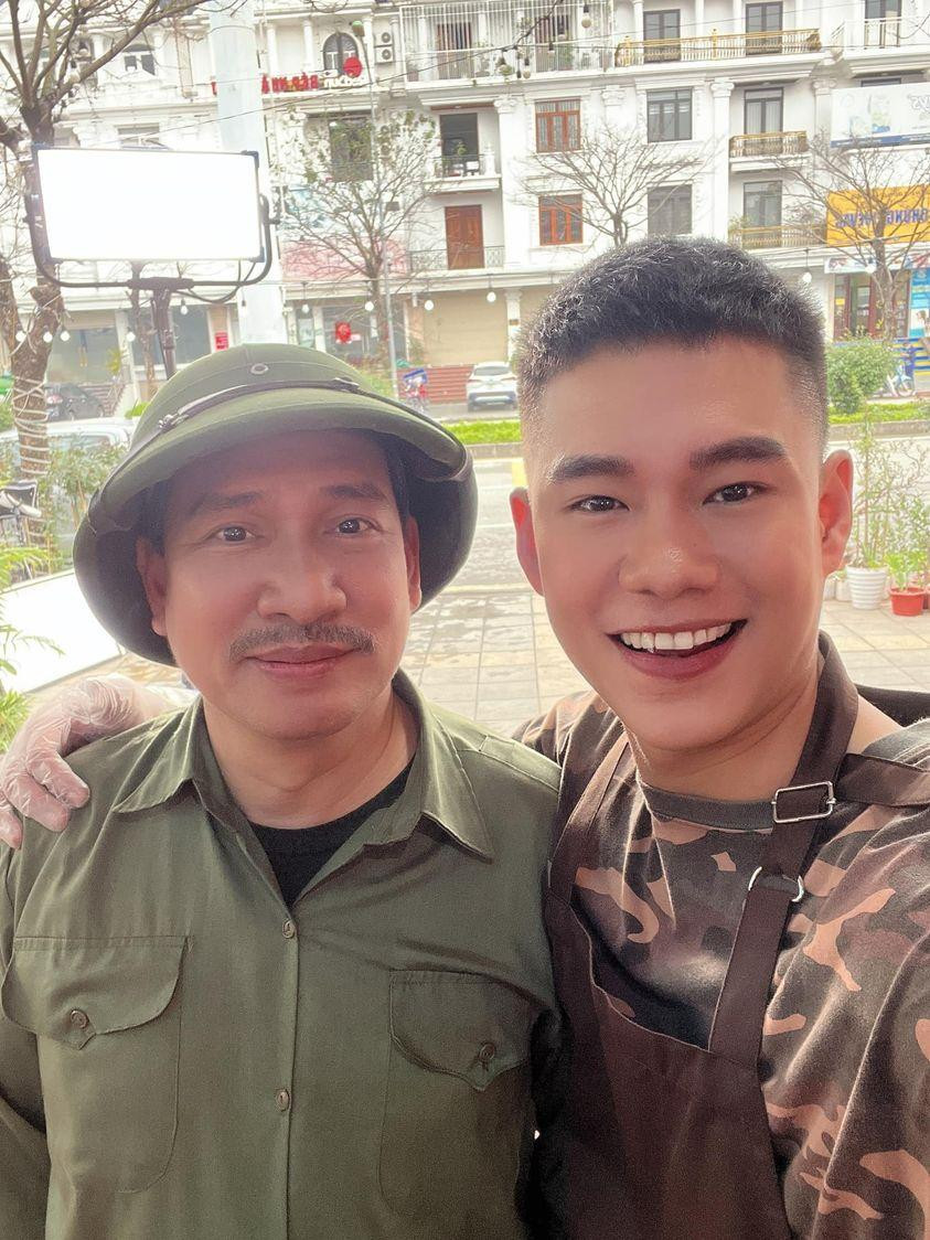 Dù chưa được tiết lộ vai diễn, nhiều người dự đoán NSƯT Quang Thắng sẽ vào vai một ông bố giản dị qua cách xưng hô và ăn mặc. Dù chưa được tiết lộ vai diễn, nhiều người dự đoán NSƯT Quang Thắng sẽ vào vai một ông bố giản dị qua cách xưng hô và ăn mặc.