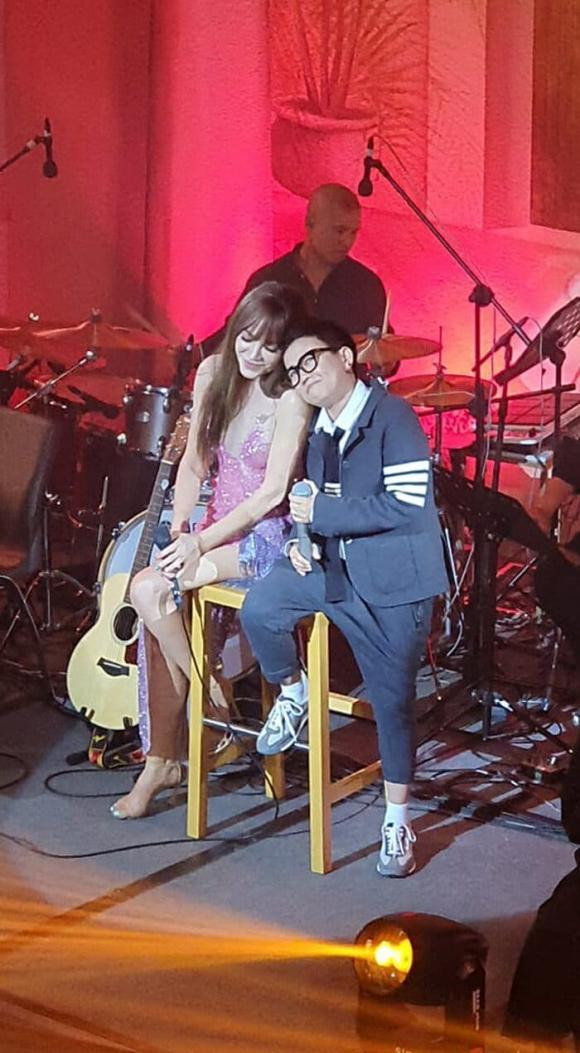 Thanh Hà song ca và không ngần ngại thể hiện tình cảm với nhạc sĩ Phương Uyên.