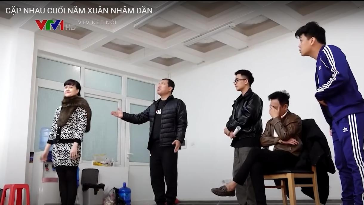 Những ngày gần đây, các nghệ sĩ các nghệ sĩ như Tự Long, Vân Dung, Quang Thắng, Chí Trung, Quốc Khánh, Đỗ Duy Nam, Trung Ruồi.... đang gấp rút tập luyện để chuẩn bị cho buổi ghi hình Gặp nhau cuối năm - Táo quân 2022.