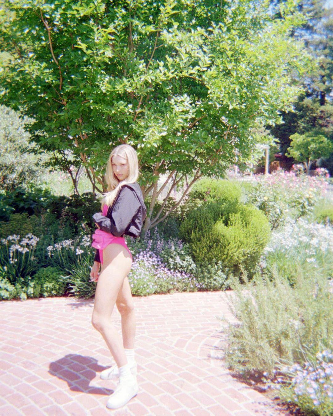 Bên cạnh gương mặt xinh đẹp, Eve Jobs còn có chiều cao chuẩn mẫu là 1m75 và số đo ba vòng là 86-60-89 cm, cô hứa hẹn là người mẫu sáng giá trong tương lai.