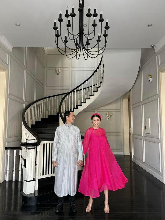 "Ngọc nữ" Tăng Thanh Hà và chồng Louis Nguyễn giữ truyền thống chụp ảnh áo dài vào dịp Tết.