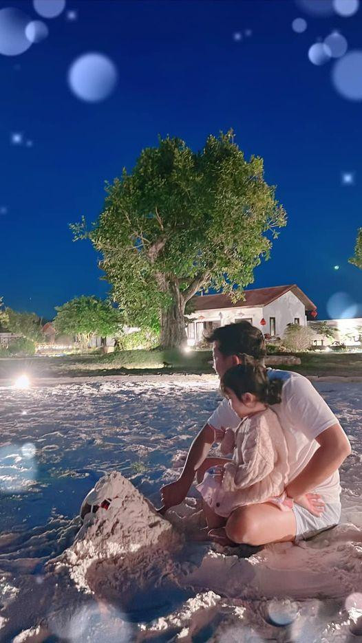 Không gian bên ngoài căn biệt thự khiến nhiều người thích thú vì được bày trí giống một bãi biển với bãi cát trắng rộng rãi, thoải mái cho cô con gái nhỏ nô đùa.