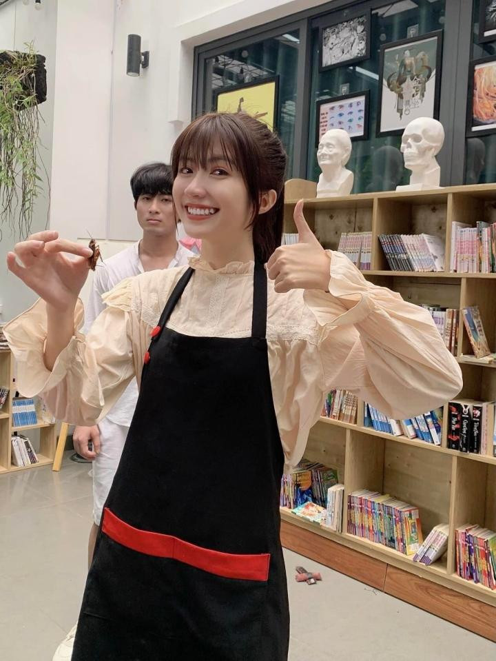 Dù sợ hãi nhưng Ngọc Huyền vẫn hoàn thành tốt cảnh quay.