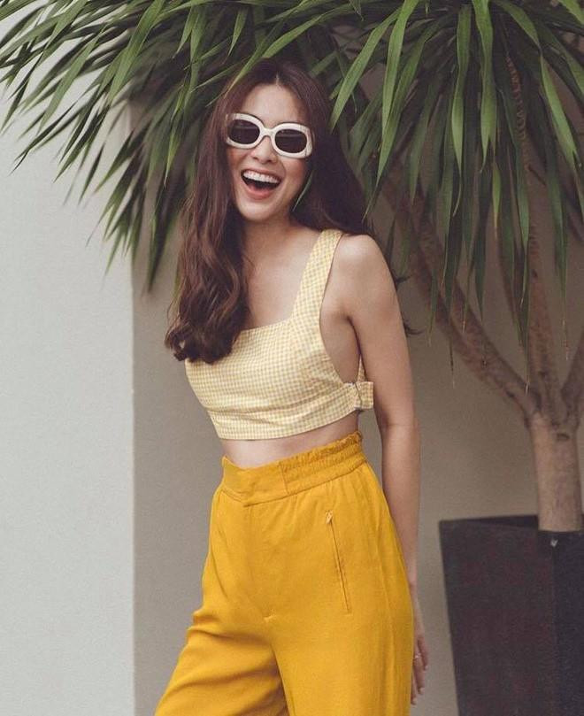 Điểm mạnh của ngôi sao “Đẹp từng centimet” là không cần những bộ cánh cắt xẻ táo bạo nhưng vẫn toát lên thần thái quyến rũ.