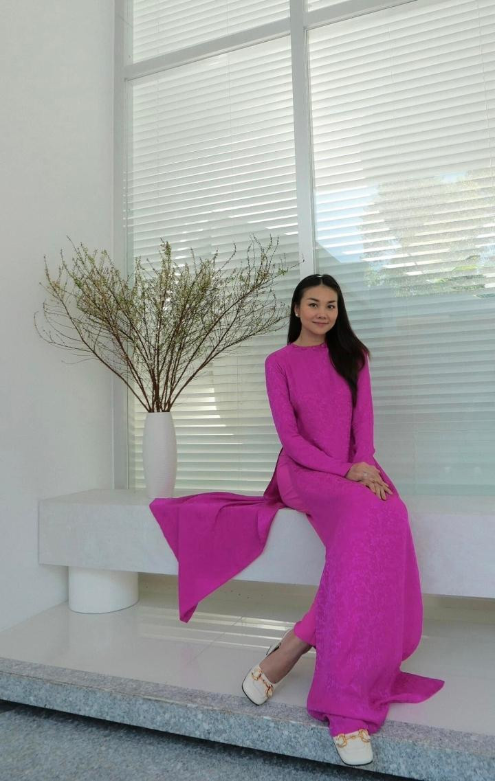 Siêu mẫu Thanh Hằng đẹp dịu dàng trong tà áo dài tím. Cô viết trên trang cá nhân: "Khai xuân với nụ hồng xinh xắn. Chúc mừng năm mới mọi người. Vui vẻ, mạnh khỏe và hạnh phúc nhé".