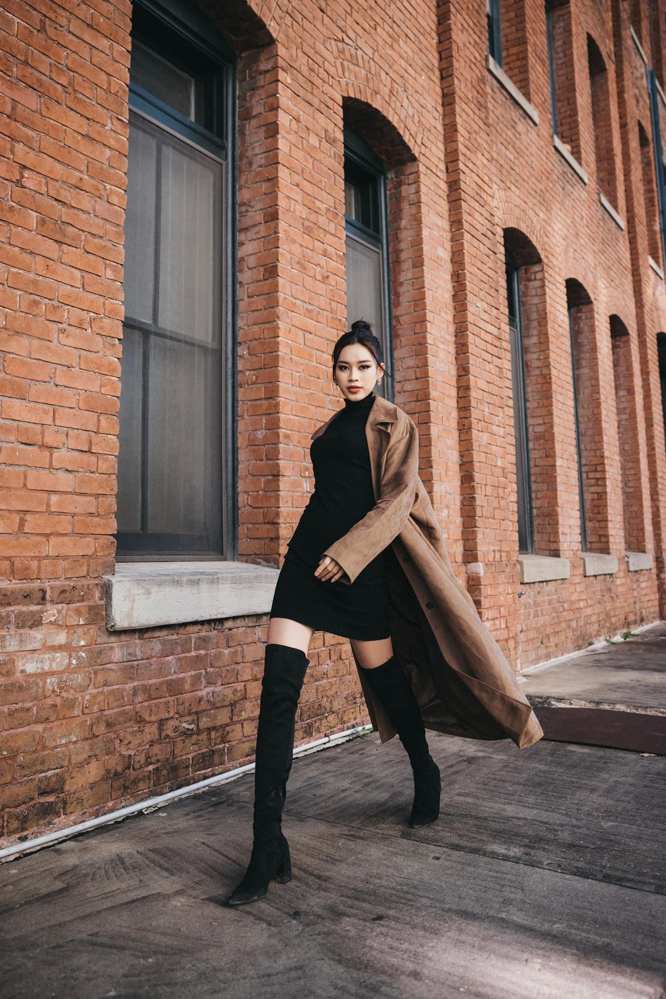 Thời gian tham gia các phần thi phụ của Miss World tại Puerto Rico, Đỗ Thị Hà ghi điểm với nhiều trang phục sành điệu. Cô phối hợp đầm ôm đen cổ lọ cùng áo khoác dạ tông nâu và boots cổ cao, người đẹp xứ Thanh khiến người hâm mộ không khỏi xuýt xoa trước phong cách mới lạ lần này.