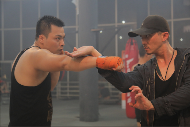 Hà Việt Dũng tự tin thể hiện cảnh hành động mà không cần đóng thế trong "Bão ngầm". Hà Việt Dũng tự tin thể hiện cảnh hành động mà không cần đóng thế trong "Bão ngầm".