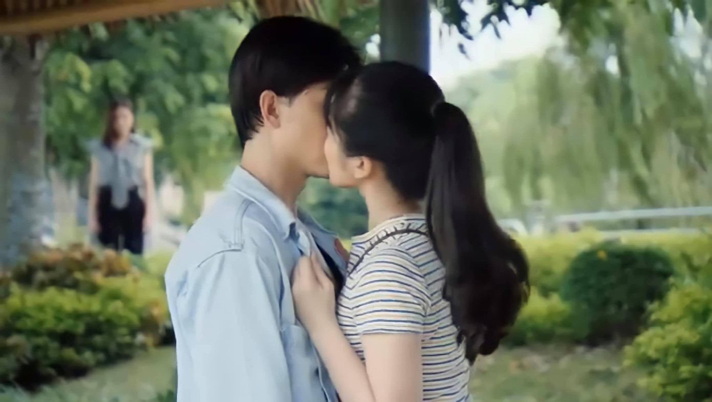 Khung cảnh Thy đứng từ xa chứng kiến cảnh Dương cưỡng hôn Huy. Khung cảnh Thy đứng từ xa chứng kiến cảnh Dương cưỡng hôn Huy.