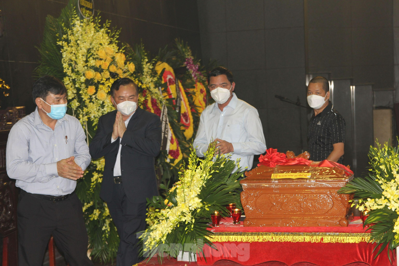 Bạn bè và đồng nghiệp tiễn biệt nhạc sĩ Hồng Đăng.