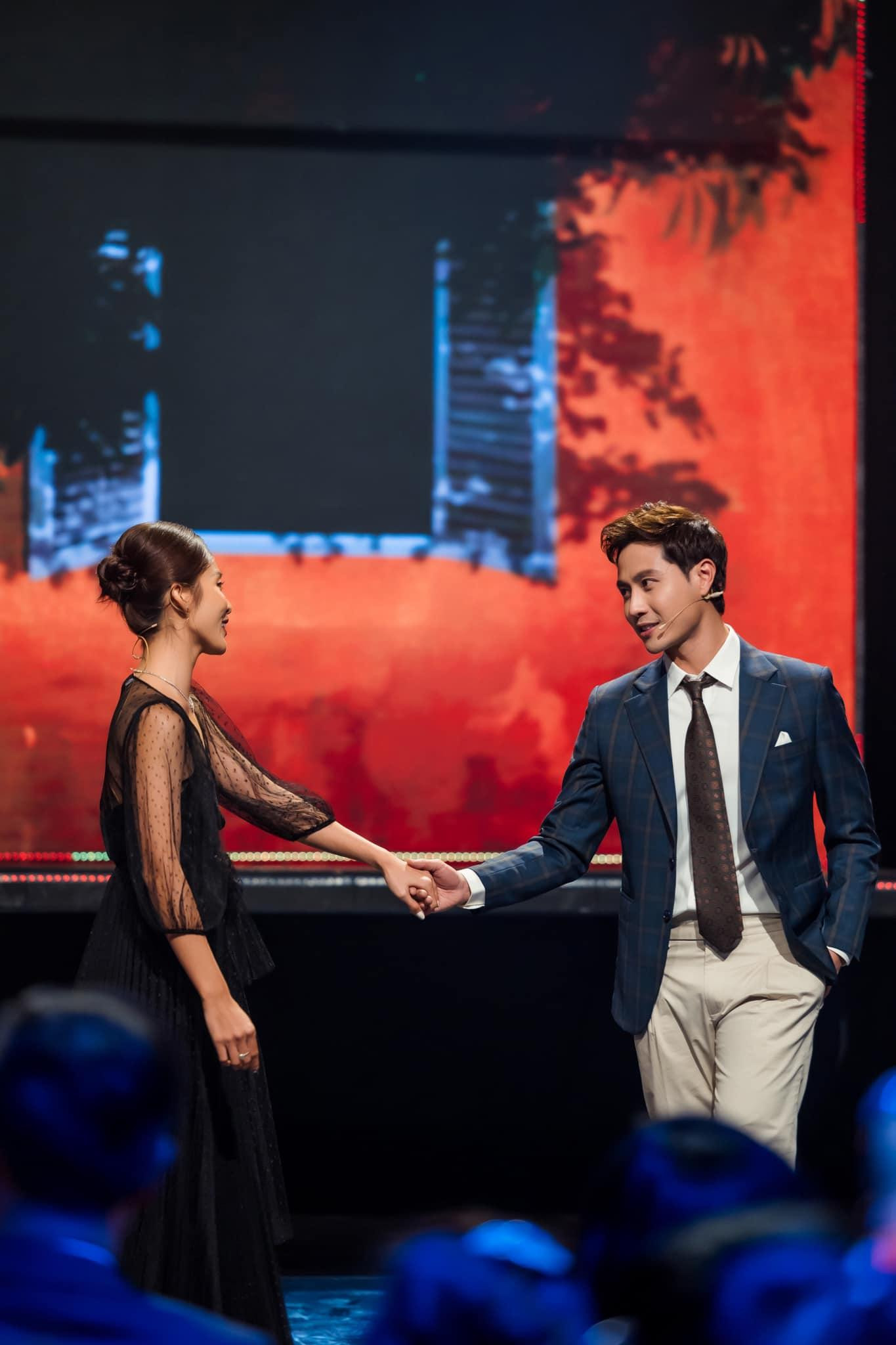 Tuy không tham gia dự giải nhưng dàn sao "11 tháng 5 ngày" cũng đã có màn tái ngộ đặc biệt làm nức lòng khán giả khi kết hợp cùng nhóm nhạc DaLAB biểu diễn ca khúc "Gác lại âu lo" - ca khúc chủ đề của bộ phim rất được yêu thích năm vừa qua.