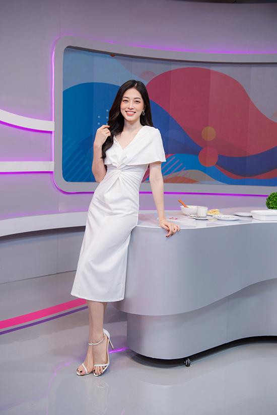 Kết thúc nhiệm kỳ, nàng Á hậu tích cực hoạt động với vai trò MC ở Hà Nội. Cô hiện là gương mặt quen của chương trình Cafe Sáng.