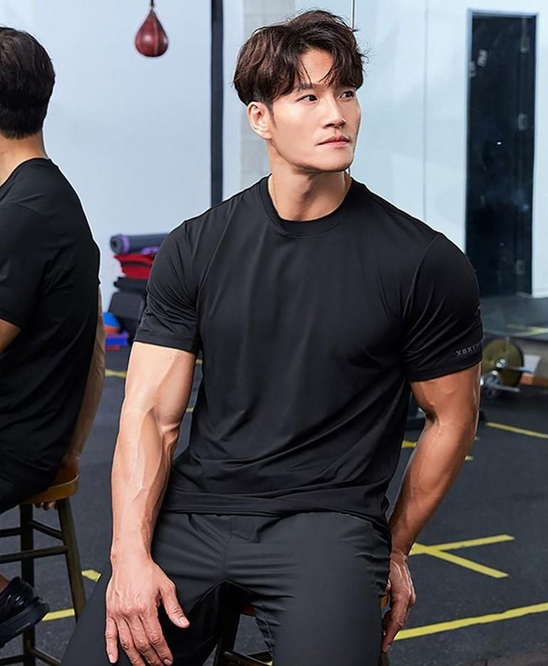Kim Jong Kook được mệnh danh là "người khổng lồ" của làng giải trí Hàn Quốc nhờ sở hữu thân hình săn chắc và vạm vỡ.