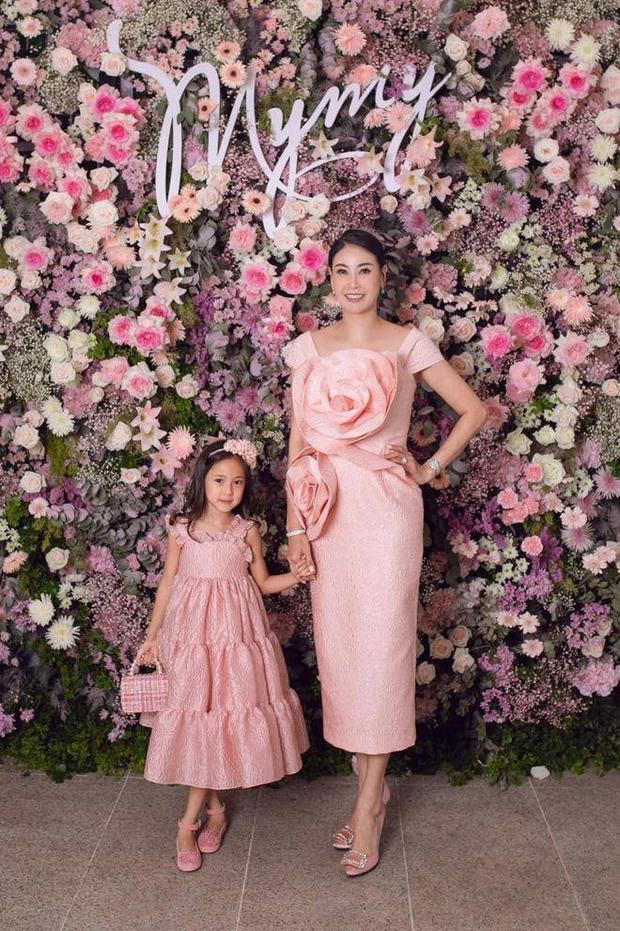 Ngoài ra, ái nữ cũng thường xuyên tham dự những bữa tiệc xa hoa cùng mẹ.