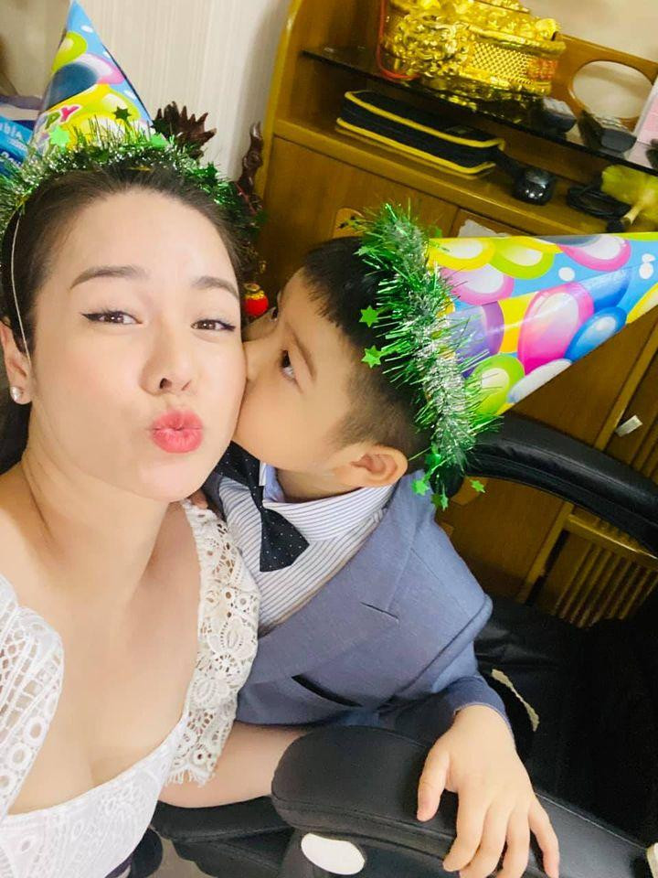 Nhật Kim Anh cho biết đang thu xếp công việc để dành thời gian cho con trai.