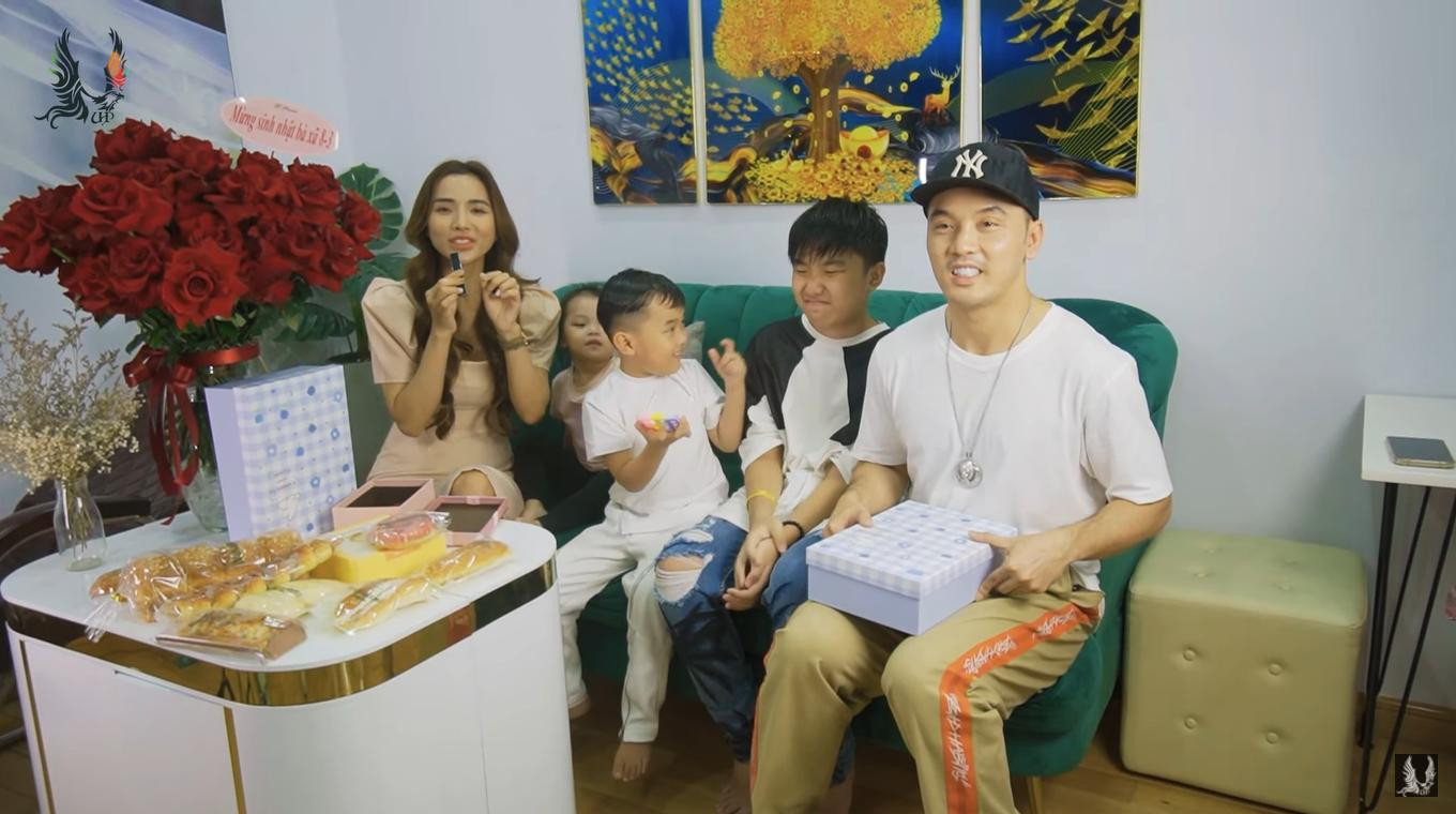 Được biết sinh nhật của Kim Cương - vợ ca sĩ Ưng Hoàng Phúc trùng với ngày 8/3 nên nam ca sĩ đã tổ chức một bữa tiệc nhỏ gây bất ngờ cho vợ. Giọng ca Thà rằng như thế tiết lộ: "Ngày 8/3 vừa là ngày Quốc tế Phụ nữ và sinh nhật của bà xã Kim Cương. Lần đầu tiên Phúc đi mua son nên hơi bối rối, cứ theo sở thích của vợ mà chọn. Rất may còn nhớ đúng màu sắc bà xã thích. Cám ơn em vì tất cả, những gì em đã làm cho anh và các con. Anh rất vui vì hôm nay được cùng con tặng quà, gửi những lời chúc tốt đẹp nhất cho em".