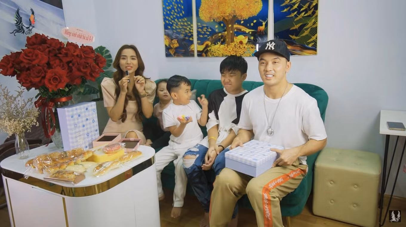 Được biết sinh nhật của Kim Cương - vợ ca sĩ Ưng Hoàng Phúc trùng với ngày 8/3 nên nam ca sĩ đã tổ chức một bữa tiệc nhỏ gây bất ngờ cho vợ. Giọng ca Thà rằng như thế tiết lộ: "Ngày 8/3 vừa là ngày Quốc tế Phụ nữ và sinh nhật của bà xã Kim Cương. Lần đầu tiên Phúc đi mua son nên hơi bối rối, cứ theo sở thích của vợ mà chọn. Rất may còn nhớ đúng màu sắc bà xã thích. Cám ơn em vì tất cả, những gì em đã làm cho anh và các con. Anh rất vui vì hôm nay được cùng con tặng quà, gửi những lời chúc tốt đẹp nhất cho em".