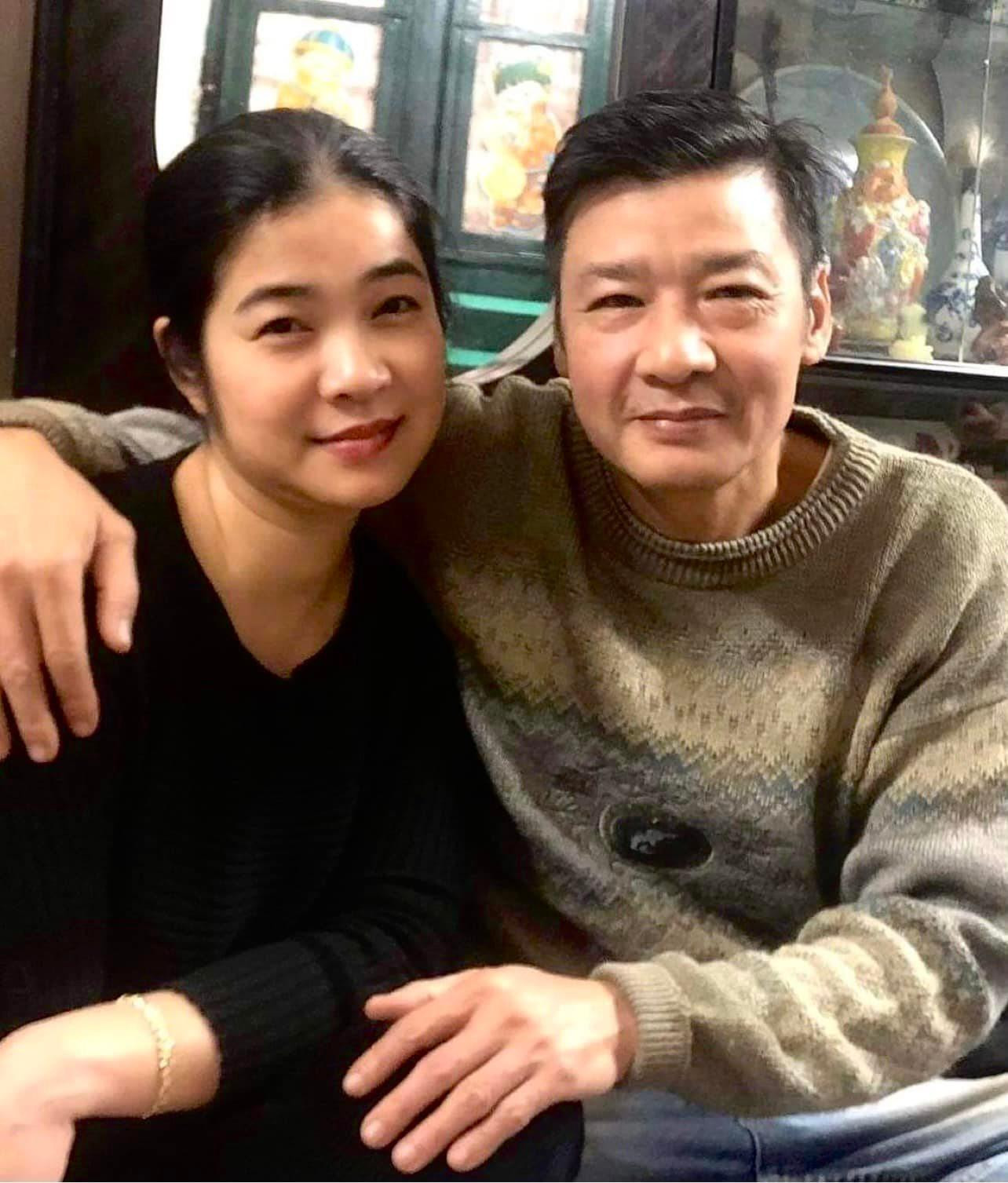 NSƯT Võ Hoài Nam nhắn gửi đến bà xã: “Đỉnh cao của âm thanh là im lặng. Lời nói đặng, nặng sâu trong ánh mắt! Chúc mừng nửa tôi 8/3/2022”.