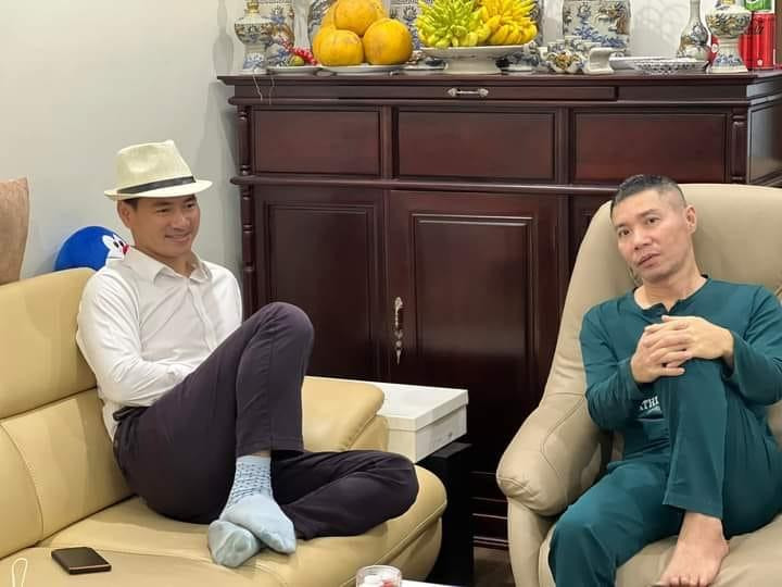 NSƯT Xuân Bắc chia sẻ hình ảnh đến thăm NSND Công Lý trong những ngày cận Tết. “Nam Tào” Xuân Bắc dí dỏm viết: “Gần Tết thiếu mỗi Ngọc Hoàng, nghĩ nó chán”.