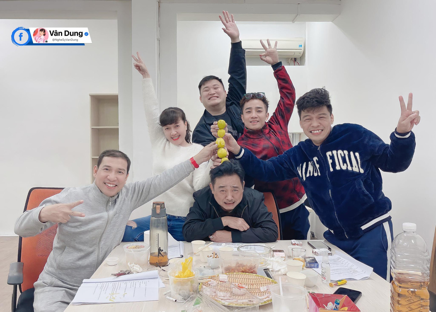 Hình ảnh NSƯT Quốc Khánh đang “cam chịu” trước những trò bắt nạt của các Táo được Vân Dung đăng tải nhanh chóng thu hút được sự chú ý của cộng đồng mạng. Đi kèm đó cô cũng trổ tài làm thơ: “Tranh thủ bắt nạt Ngọc Hoàng/ Các Táo tạo dáng nhịp nhàng đáng yêu/ Ngọc Hoàng tâm trạng rất phiêu/ Lúc lên báo cáo biết điều với ta”. Ảnh: Facebook Vân Dung