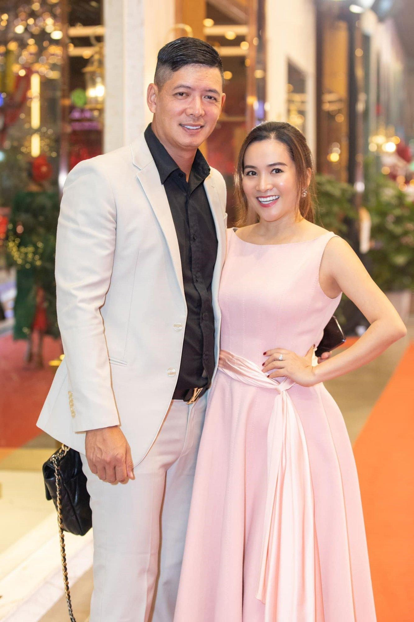 Tuy nhiên, cuộc hôn nhân của cặp đôi cũng gặp không ít thăng trầm khi Bình Minh 2 lần vướng vào ồn ào tình cảm với các nghệ sĩ nữ. Thế nhưng, bà xã luôn tin tưởng và lựa chọn ở bên cạnh nam diễn viên. Anh Thơ khẳng định cô hiểu rất rõ các mối quan hệ của chồng.