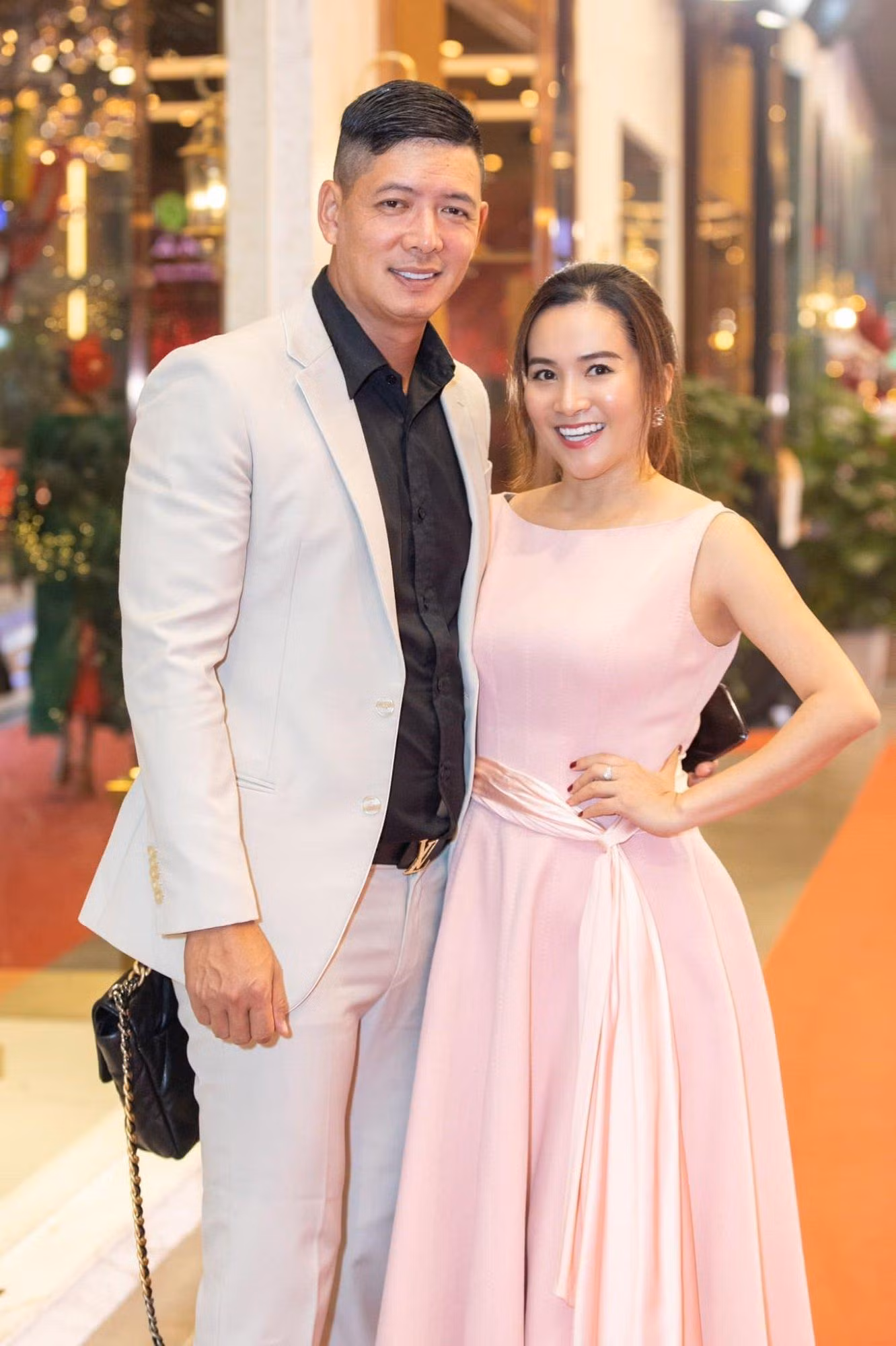 Tuy nhiên, cuộc hôn nhân của cặp đôi cũng gặp không ít thăng trầm khi Bình Minh 2 lần vướng vào ồn ào tình cảm với các nghệ sĩ nữ. Thế nhưng, bà xã luôn tin tưởng và lựa chọn ở bên cạnh nam diễn viên. Anh Thơ khẳng định cô hiểu rất rõ các mối quan hệ của chồng.