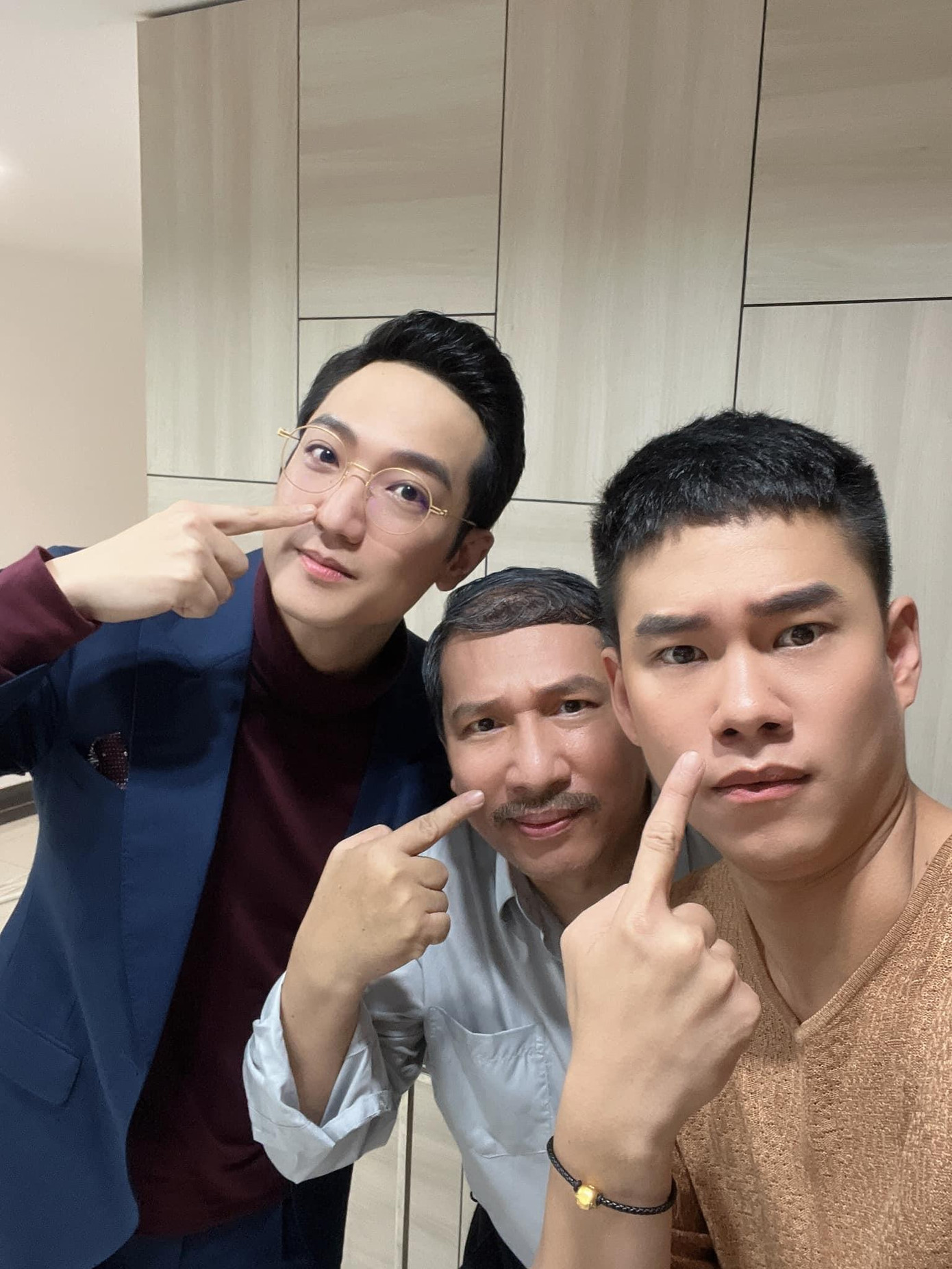 Dù chưa được tiết lộ vai diễn, nhiều người dự đoán NSƯT Quang Thắng sẽ vào vai một ông bố giản dị qua cách xưng hô và ăn mặc. Dù chưa được tiết lộ vai diễn, nhiều người dự đoán NSƯT Quang Thắng sẽ vào vai một ông bố giản dị qua cách xưng hô và ăn mặc.