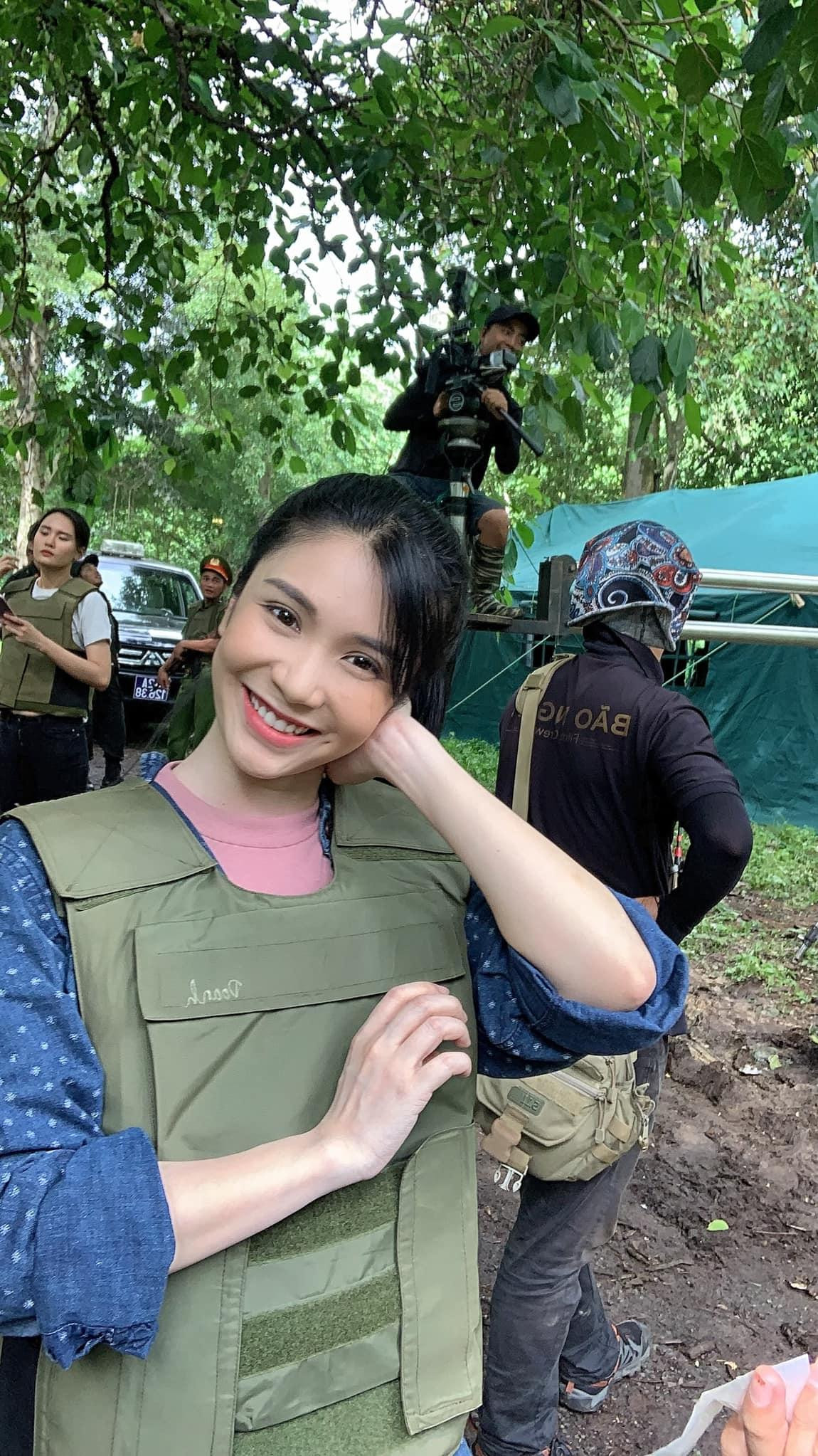 Từng nổi tiếng với các sitcom hài trên mạng nên dù mới chỉ nhận vai phụ trên truyền hình nhưng Thanh Bi vẫn được cộng đồng mạng đến và yêu mến nhờ sở hữu vóc dáng quyến rũ và nụ cười xinh đẹp.