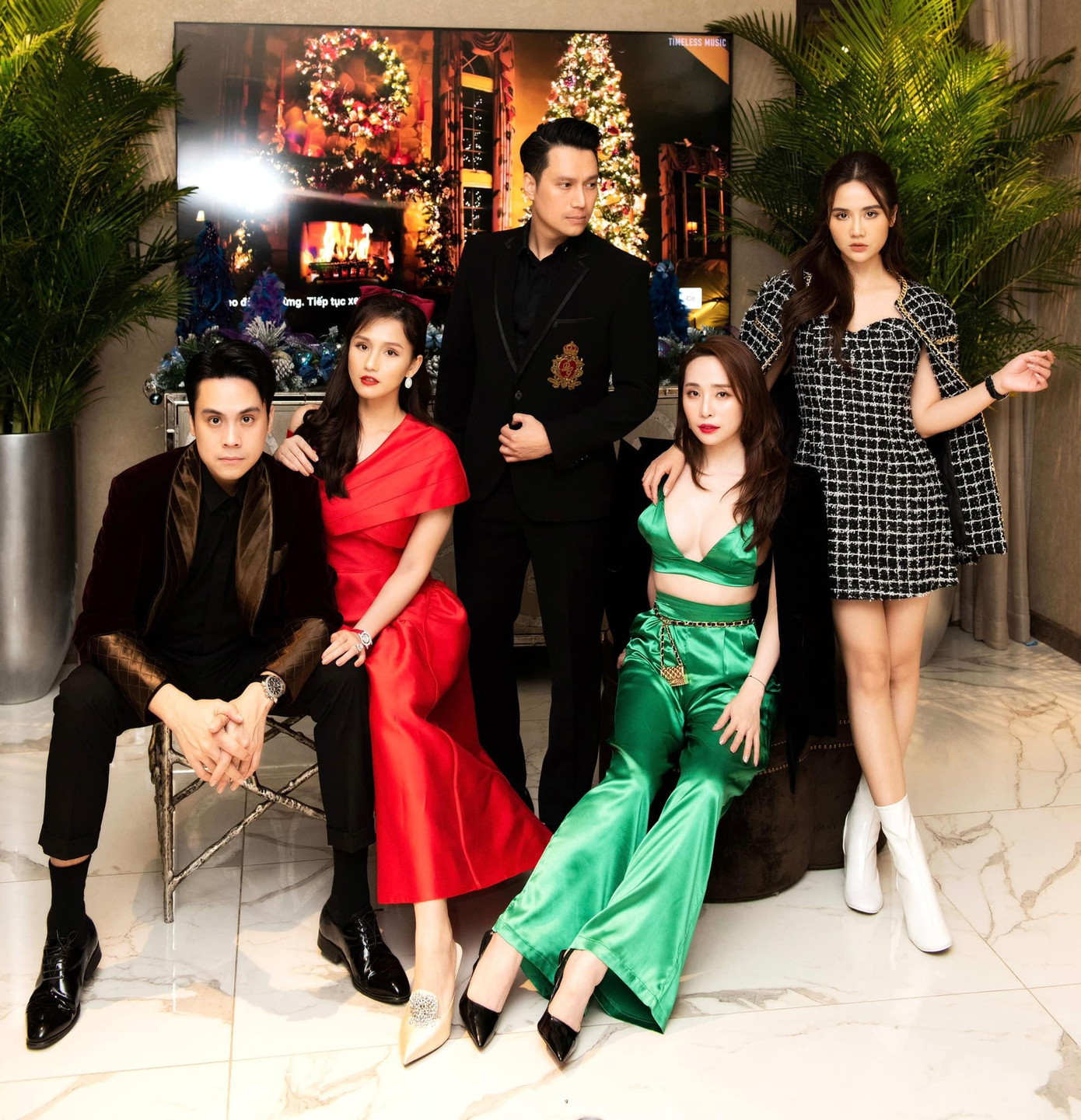 Mới đây, Lã Thanh Huyền vừa hé lộ loạt ảnh đón tiệc Giáng Sinh sớm cùng hội bạn thân gồm Việt Anh, Quỳnh Nga, MC Thái Dũng, Huyền Lizzie... Mới đây, Lã Thanh Huyền vừa hé lộ loạt ảnh đón tiệc Giáng Sinh sớm cùng hội bạn thân gồm Việt Anh, Quỳnh Nga, MC Thái Dũng, Huyền Lizzie...