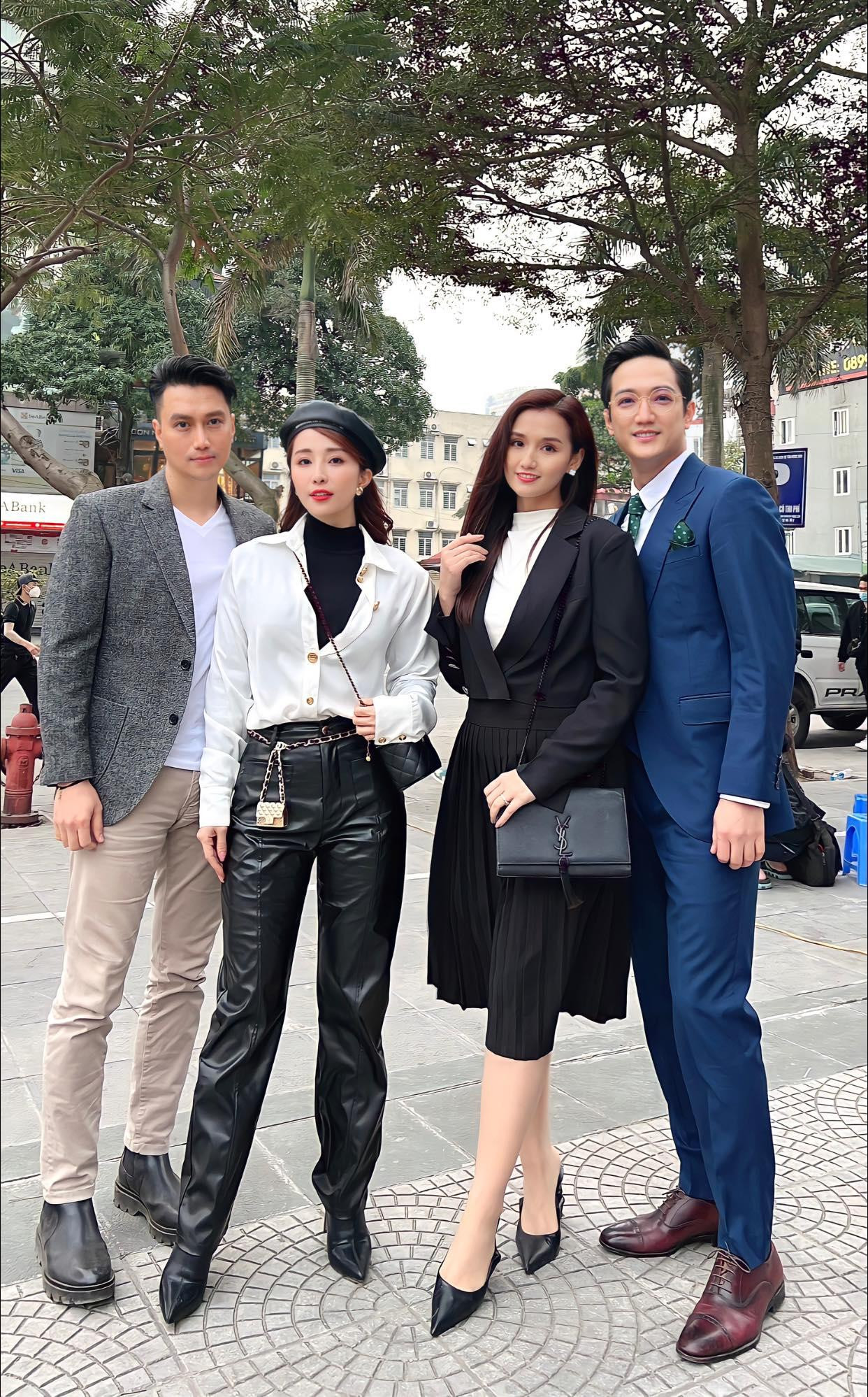 Khoảnh khắc vô tình đứng cạnh nhau của Việt Anh - Quỳnh Nga.