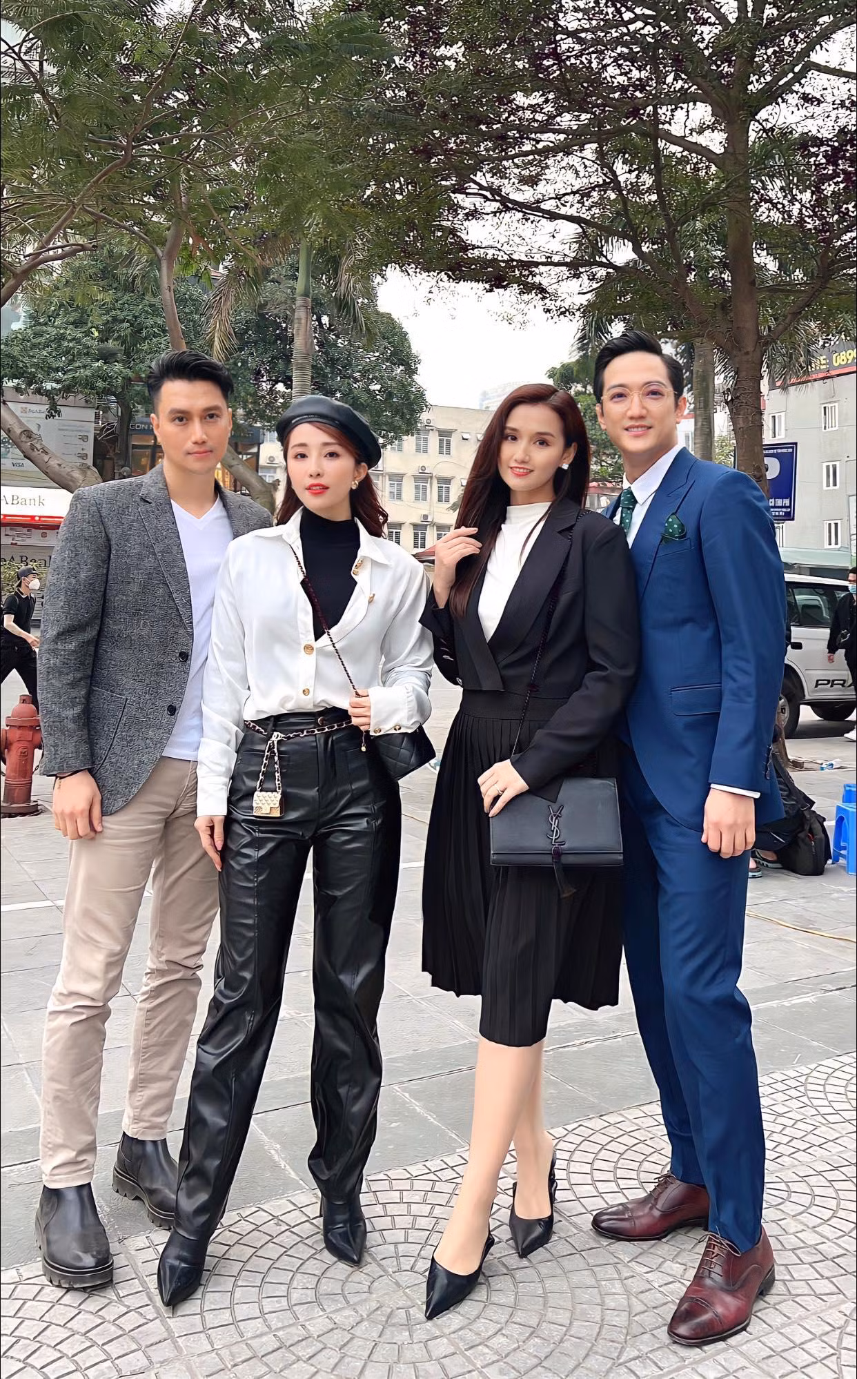 Khoảnh khắc vô tình đứng cạnh nhau của Việt Anh - Quỳnh Nga. Khoảnh khắc vô tình đứng cạnh nhau của Việt Anh - Quỳnh Nga.