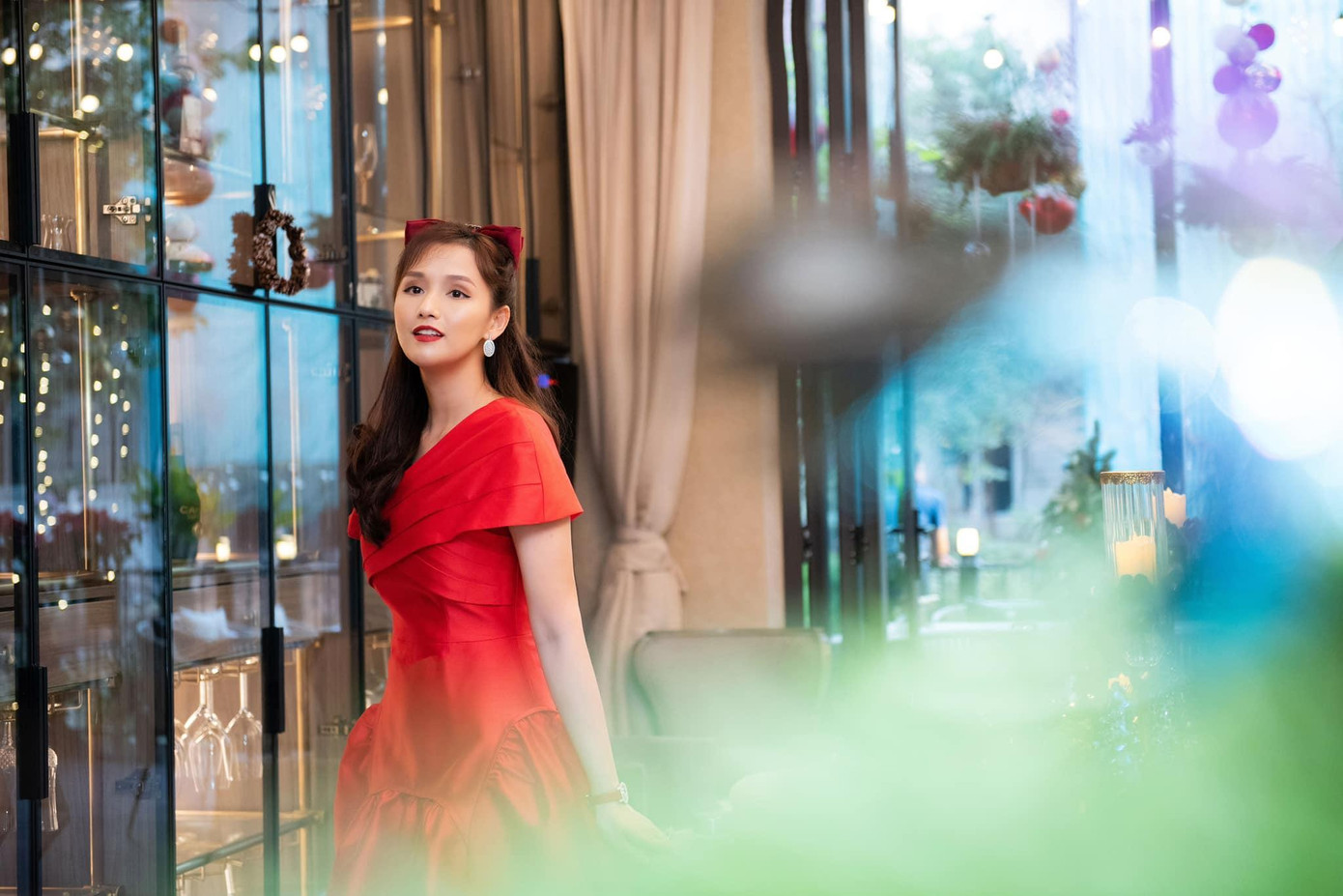 "Chủ nhà" Lã Thanh Huyền diện một bộ váy đỏ kín đáo nhưng vẫn vô cùng nổi bật với nhan sắc ngọt ngào, tươi sáng. "Chủ nhà" Lã Thanh Huyền diện một bộ váy đỏ kín đáo nhưng vẫn vô cùng nổi bật với nhan sắc ngọt ngào, tươi sáng.