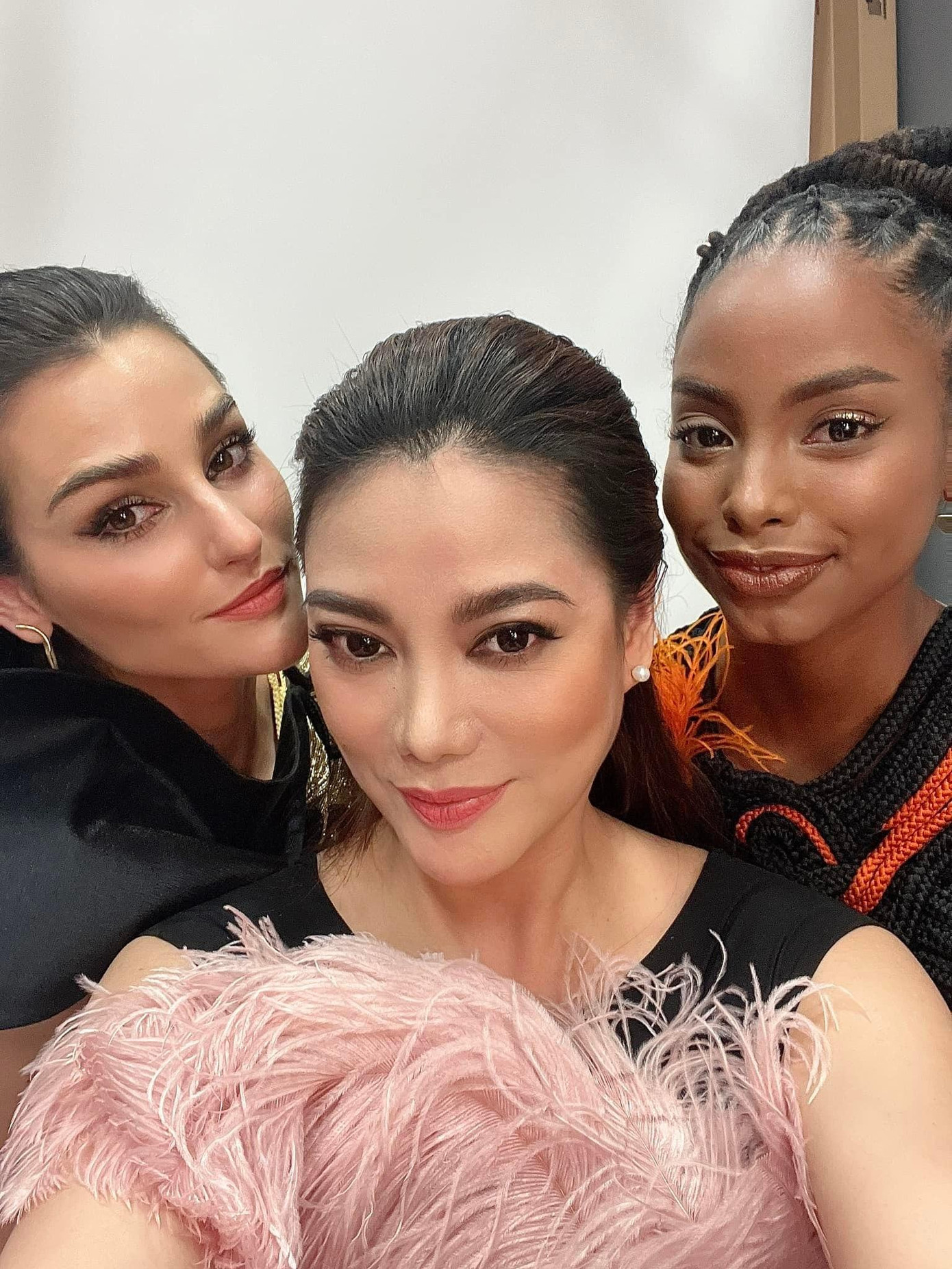 Để “nhá hàng” việc sẽ đưa Miss Earth 2023 về Việt Nam, mới đây, trên trang cá nhân Facebook, Trương Ngọc Ánh vừa chia sẻ khoảnh khắc hội ngộ 2 mỹ nhân Miss Earth 2020 - Lindsey Coffey và Miss Earth 2021 - Destiny Wagner. Để “nhá hàng” việc sẽ đưa Miss Earth 2023 về Việt Nam, mới đây, trên trang cá nhân Facebook, Trương Ngọc Ánh vừa chia sẻ khoảnh khắc hội ngộ 2 mỹ nhân Miss Earth 2020 - Lindsey Coffey và Miss Earth 2021 - Destiny Wagner.