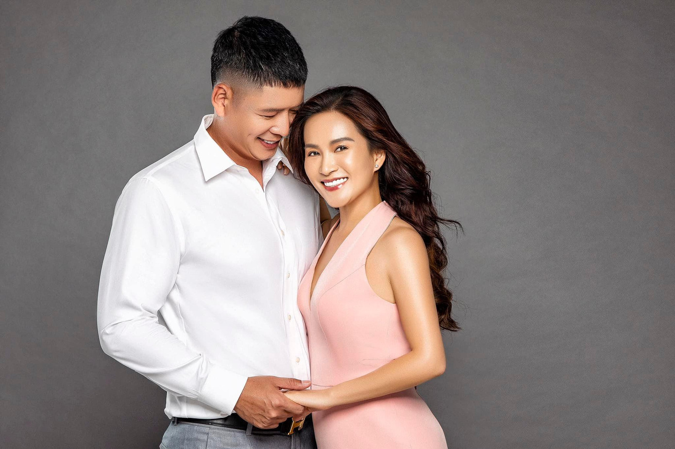 Diễn viên Bình Minh không tiếc lời cảm ơn bà xã doanh nhân, anh viết: "Là người yêu, là bạn đồng hành, là tri kỷ của tôi trong hơn 14 năm qua và sẽ dài lâu hơn nữa. Là gia đình, là động lực, là niềm vui quây quần sau những giờ làm việc mệt mỏi và công tác xa nhà. Cảm ơn bà xã đã luôn kề vai sát cánh cùng gia đình nhỏ của chúng ta. Chúc bà xã mỗi ngày thêm thành công, mạnh mẽ, lạc quan và xinh đẹp nhé”.