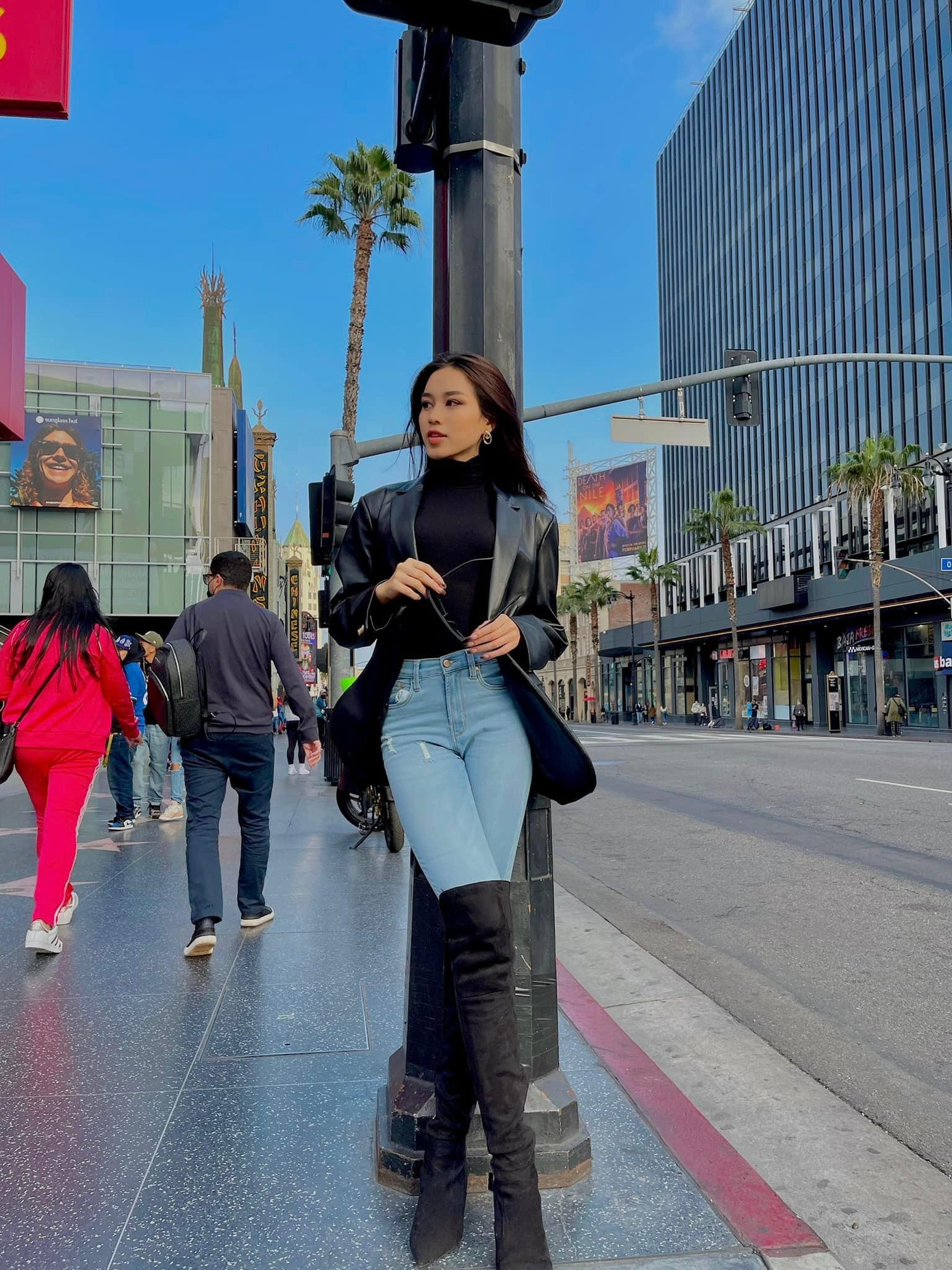 Quần jeans ôm sát đồng điệu cùng boot da cao cổ cũng được cô sử dụng để thay thế cho các mẫu quần suông ống đứng, giày thể thao.