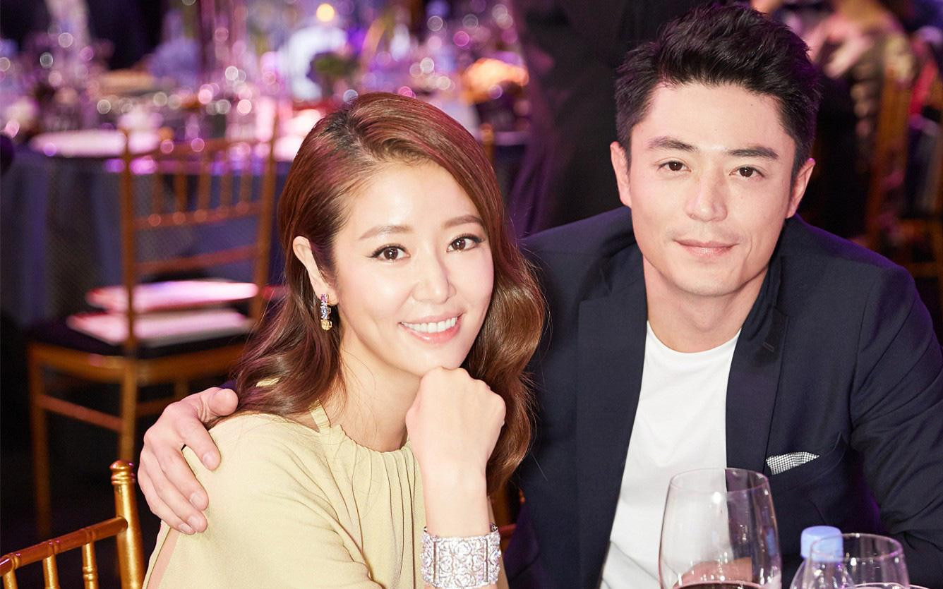 Hồi cuối tháng 8, thông tin văn phòng làm việc của Lâm Tâm Như bất ngờ đóng cửa gây xôn xao dư luận. Nhiều người cho rằng, đây không phải trùng hợp ngẫu nhiên và cặp sao “Khuynh thế hoàng phi” đang dọn đường trở về Đài Loan (Trung Quốc) phát triển cũng như không muốn bị vạ lây bởi scandal của Triệu Vy. Hồi cuối tháng 8, thông tin văn phòng làm việc của Lâm Tâm Như bất ngờ đóng cửa gây xôn xao dư luận. Nhiều người cho rằng, đây không phải trùng hợp ngẫu nhiên và cặp sao “Khuynh thế hoàng phi” đang dọn đường trở về Đài Loan (Trung Quốc) phát triển cũng như không muốn bị vạ lây bởi scandal của Triệu Vy.