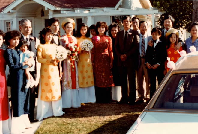 Năm 19 tuổi, Kim Ngân lên xe hoa cùng người chồng đại gia. Dù ở Mỹ nhưng đám cưới của cô vẫn được tổ chức theo phong cách miền Tây. Năm 19 tuổi, Kim Ngân lên xe hoa cùng người chồng đại gia. Dù ở Mỹ nhưng đám cưới của cô vẫn được tổ chức theo phong cách miền Tây.