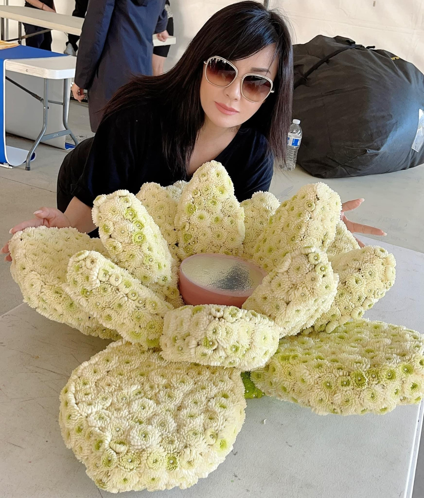 Trizzie Phương Trinh bên cạnh đài hoa được chuẩn bị đặc biệt để đặt tro cốt Phi Nhung trong lễ tang. Trizzie Phương Trinh bên cạnh đài hoa được chuẩn bị đặc biệt để đặt tro cốt Phi Nhung trong lễ tang.