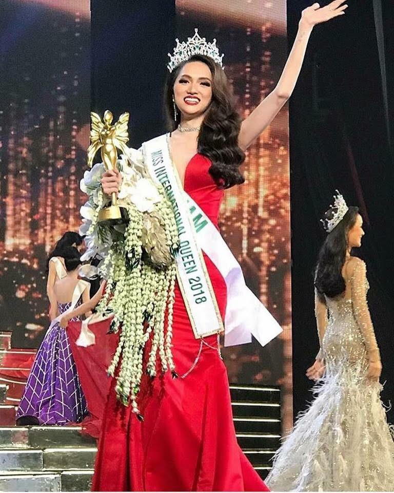 Hương Giang đăng quang ngôi vị cao nhất tại Miss International Queen 2018.
