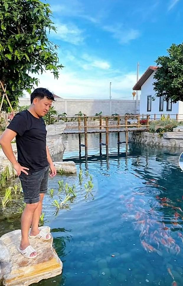 Ngoài khung cảnh dễ chịu trên mặt đất, biệt thự mang tên ái nữ nhà Trường Giang còn có khu vực hồ cá rộng lớn. Đáng chú ý là hồ cá koi trị giá bạc tỷ.