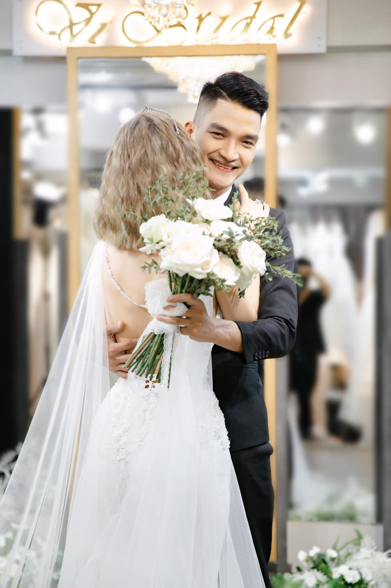 Mạc Văn Khoa đưa vợ đi thử đồ cưới.