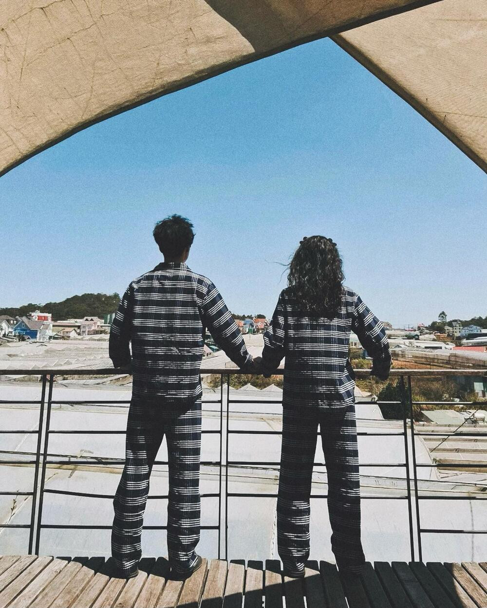 Huy Trần đăng tải hình ảnh mặc đồ đôi ngọt ngào cùng Ngô Thanh Vân.