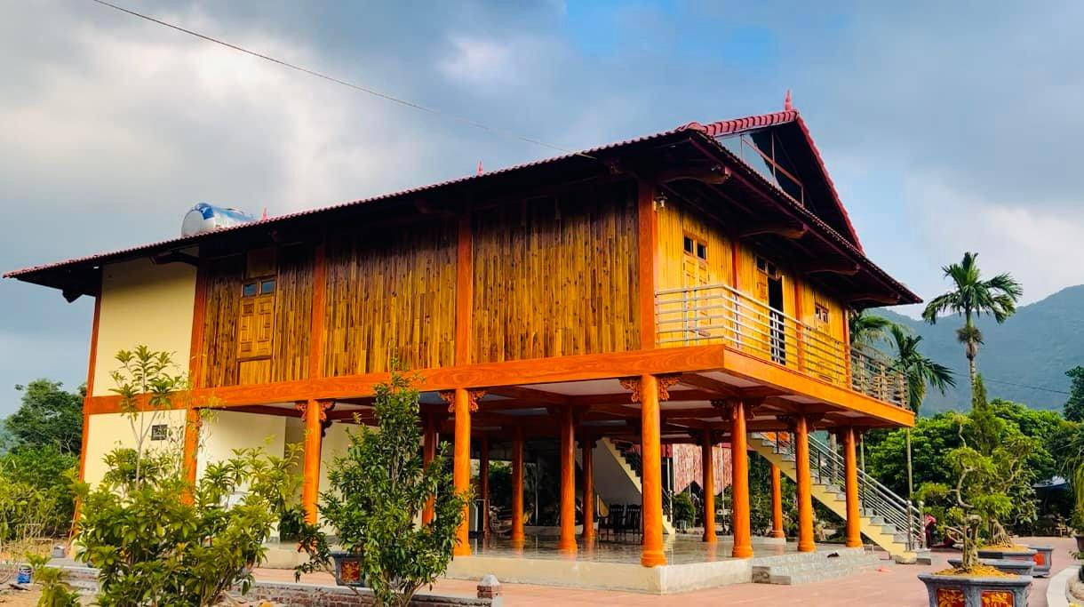 Toàn cảnh ngôi nhà rộng gần 400 m2 nam diễn viên dành tặng bố mẹ. Toàn cảnh ngôi nhà rộng gần 400 m2 nam diễn viên dành tặng bố mẹ.