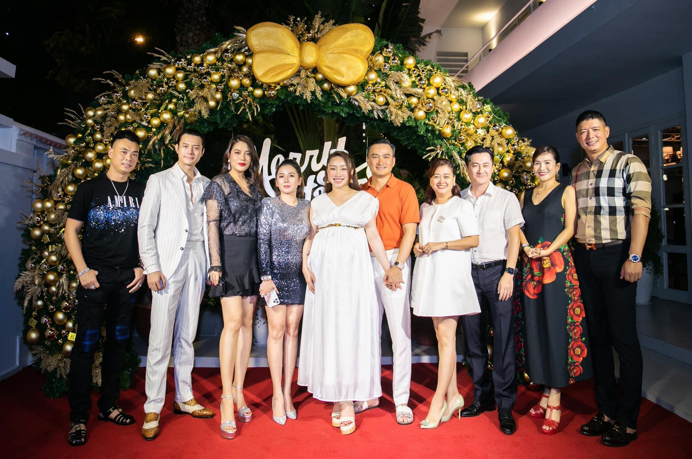 Mới đây, nữ diễn viên Trương Ngọc Ánh đã chia sẻ loạt ảnh cùng tình trẻ là diễn viên Anh Dũng và một số người bạn thân thiết khác như diễn viên Bình Minh và bà xã Anh Thơ… đến dự buổi tiệc Giáng Sinh do vợ chồng diễn viên Chi Bảo tổ chức.