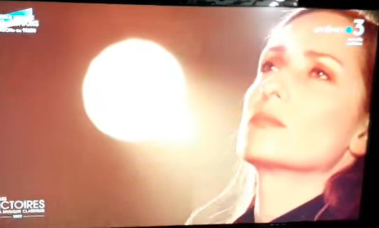 Nữ nhạc trưởng có gương mặt giống cố ca sĩ Phi Nhung khiến nhiều người ngỡ ngàng. Nữ nhạc trưởng có gương mặt giống cố ca sĩ Phi Nhung khiến nhiều người ngỡ ngàng.