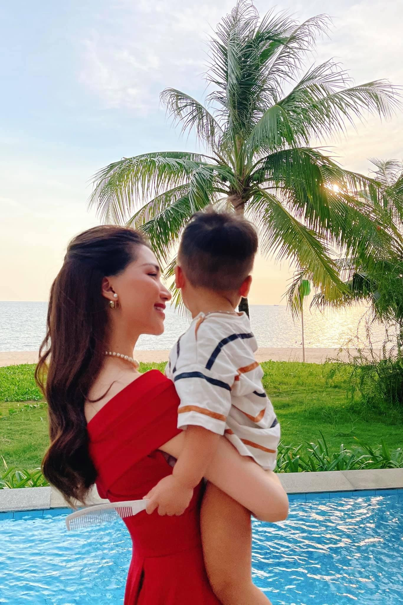 Danh tính của bé Bo - con trai của Hoa Minzy nhận được nhiều sự quan tâm của khán giả. Danh tính của bé Bo - con trai của Hoa Minzy nhận được nhiều sự quan tâm của khán giả.